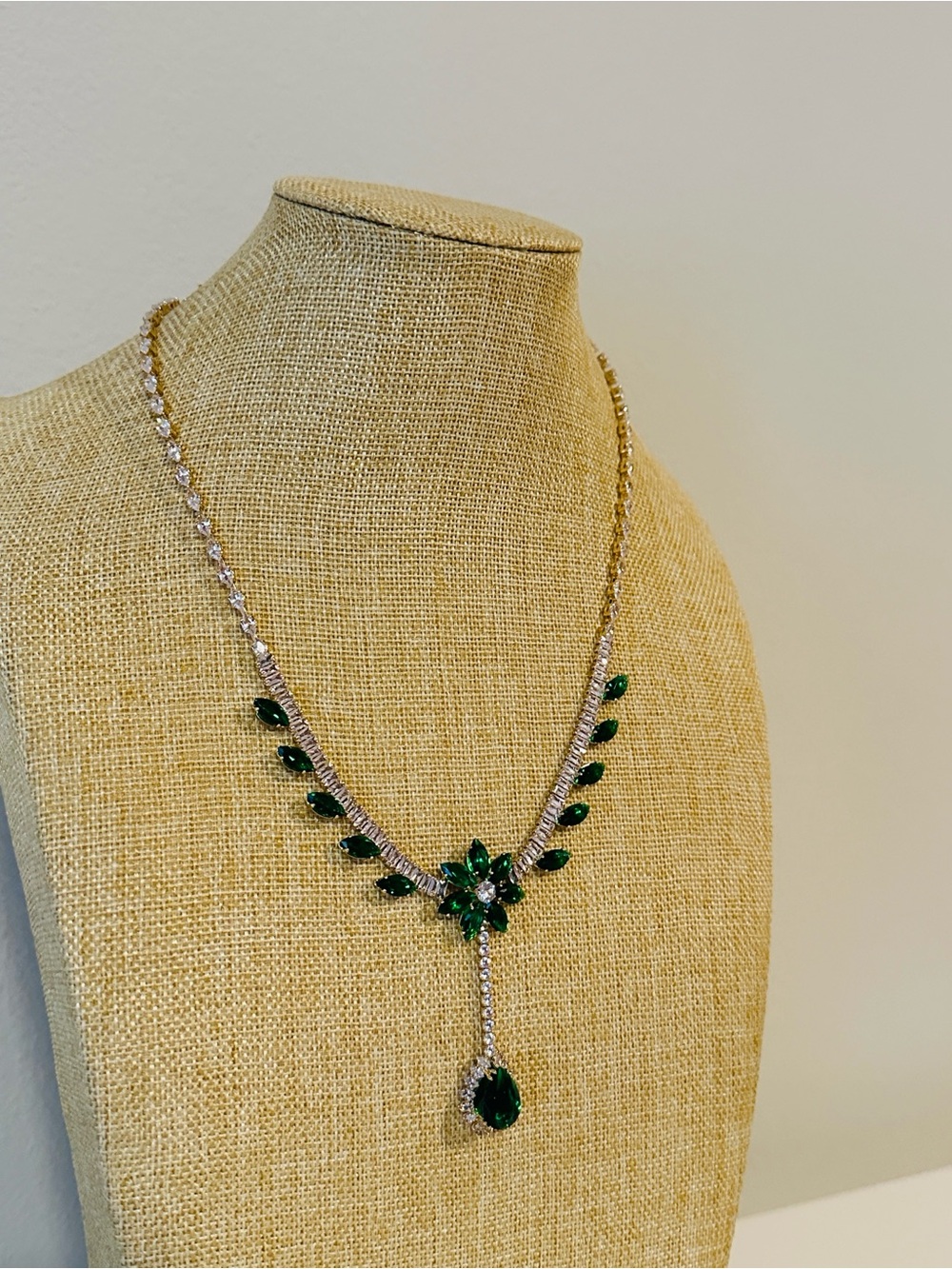 Fashion Jewelry Emerald Green and Silver Teardrop Necklace